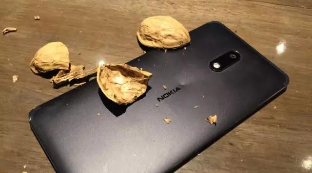 拿手機(jī)砸核桃，諾基亞回歸？